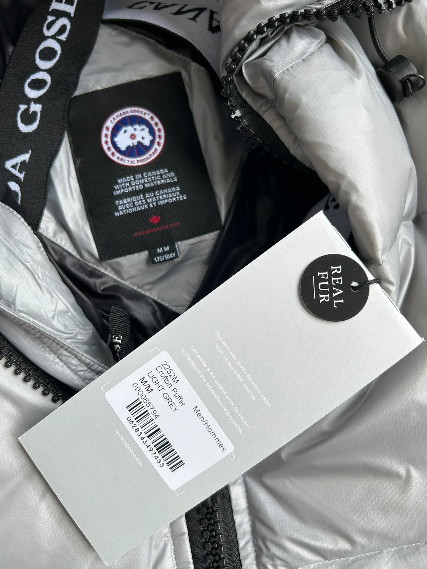 P820 ​​Gray Red Label Style No.: Y111 𝘾𝘼𝙉𝘼𝘿𝘼 𝙂𝙊𝙊𝙎𝙀/Canada Goose 2023 Limited New Crofton Puff Down Jacket Pure Guangzhou Inspection 80 White Duck Down Filling‼  Top version, ceiling level‼ Crofton soft bread, the latest style in 2023, has a cold protection effect of up to level 4. It is made of recycled Feather-Light tear-resistant fabric. It is ultra-light and has no weight on the upper body at all! The unique black label highlights your temperament‼  Canada Goose, a Canadian brand, has always been recognized as the warmest down jacket. Various Instagram celebrities, Internet celebrities, and celebrities often wear it for street photos. I do Canada Goose every year, but I still can’t get rid of my love for geese. No matter how cold the winter is, there is no need to be afraid, because there are geese! Filled with 80% white duck down, Canada Goose is the legendary warmest down jacket and is known as a must-have for Arctic outdoor sports! The most popular down jacket in the world, celebrities are rushing to buy it, it is a must-have! Same style for men and women Size: S~XXL